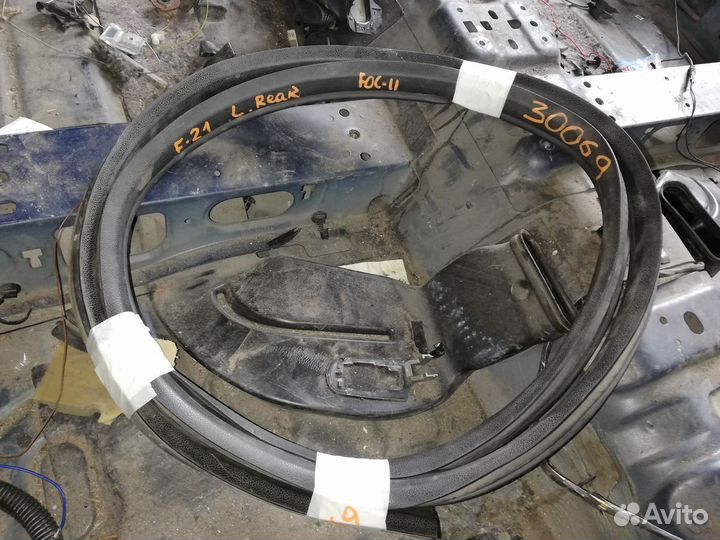 Уплотнитель двери задней левой фокус 2