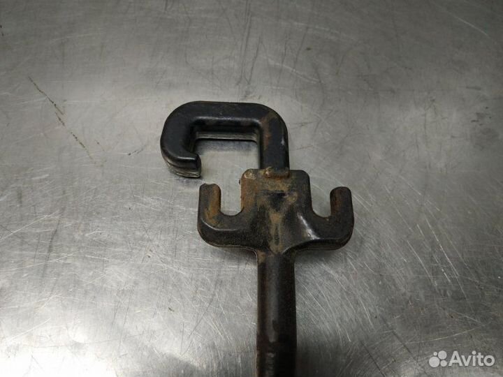 Крюк буксировочный правый Jeep Grand Cherokee WK2