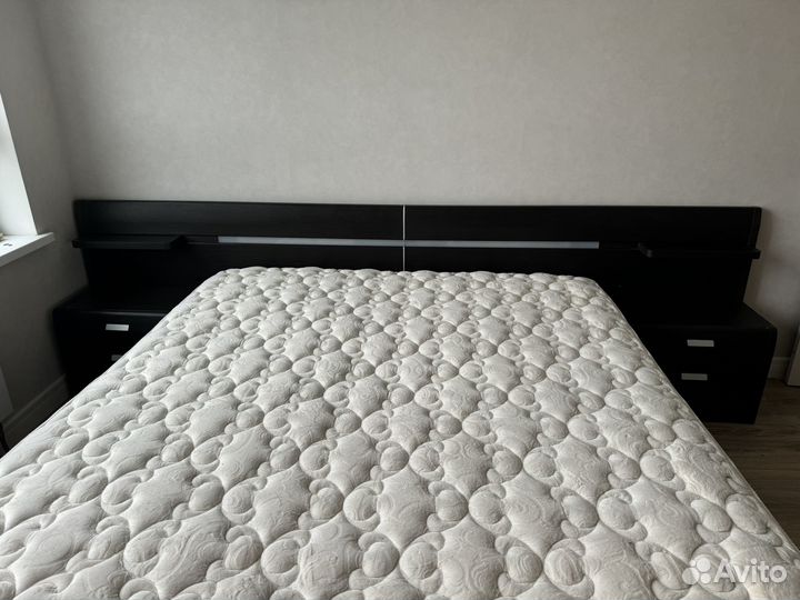 Спальня с прикроватными тумбочками. Дерево