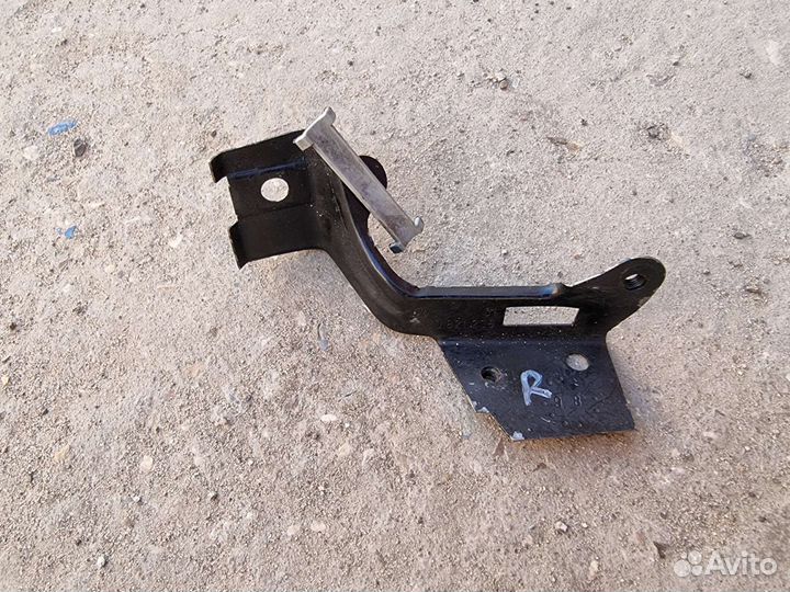 Кронштейн крепления крыла правый Пассат B5