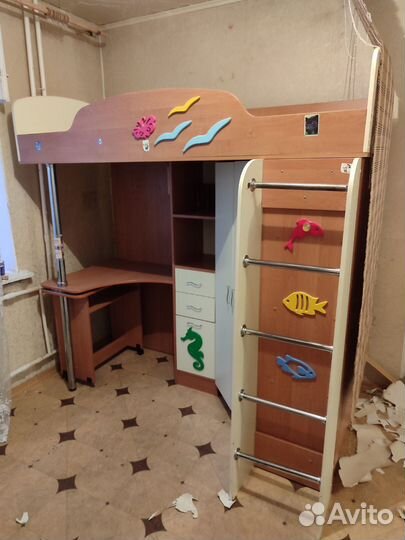 Детская кровать чердак со столом и шкафом