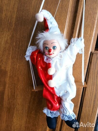 Клоун на качелях