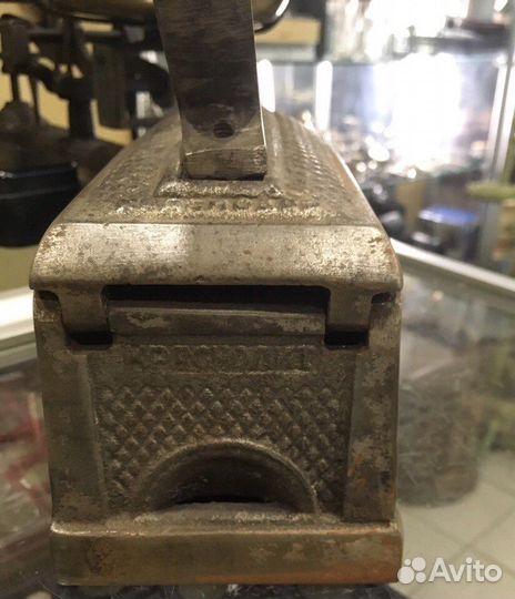 Старинный угольный утюг