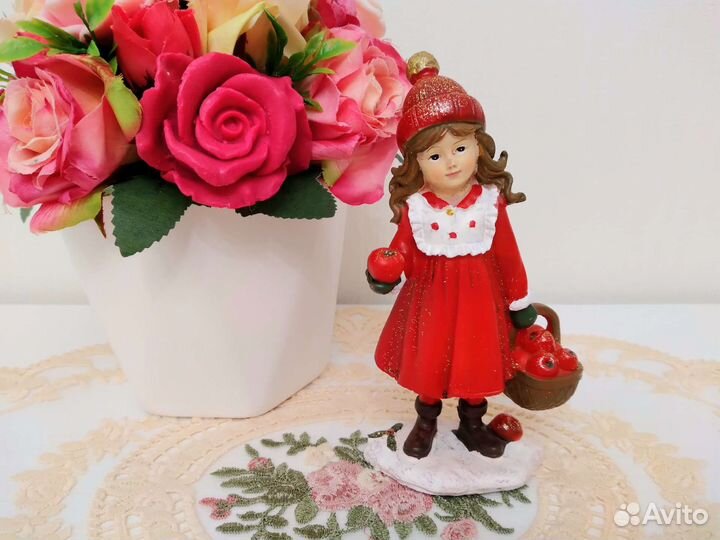 Девочка с корзиной яблок