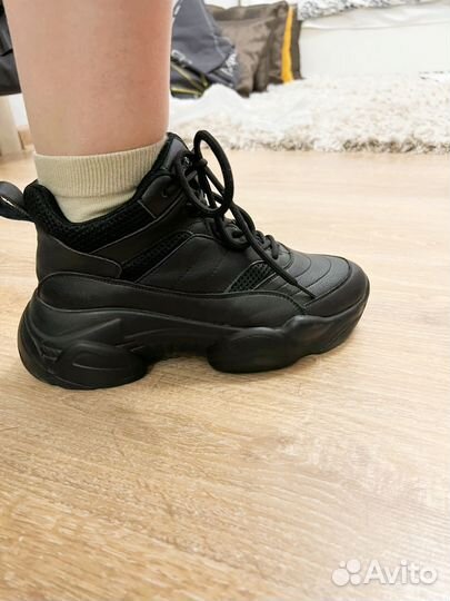 Кроссовки женские 38 размер бу