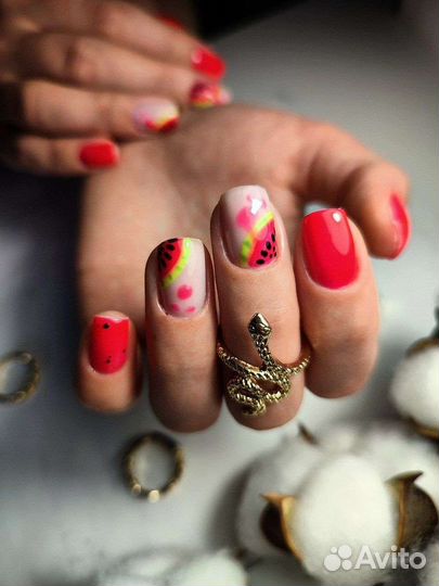 Наращивание ногтей и педикюр