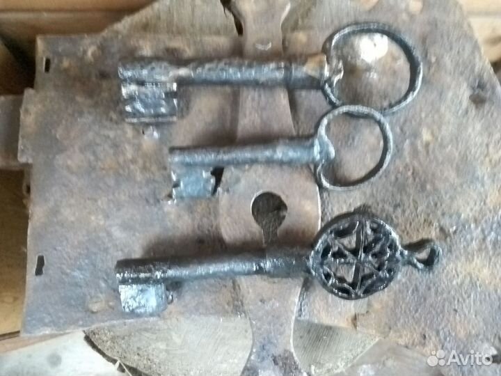 Старинные замки с ключами