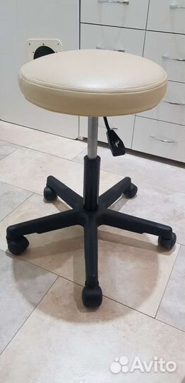 Стул для мастера маникюра на колесиках