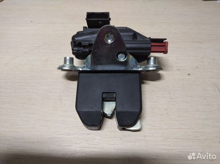 Замок багажника Volkswagen Polo 2010-2020