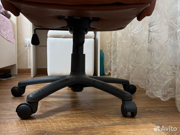 Кресло кожа и стол