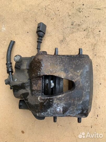 Суппорт передний левый Volkswagen Golf 6