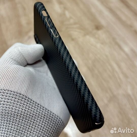 Карбоновый чехол на iPhone XS