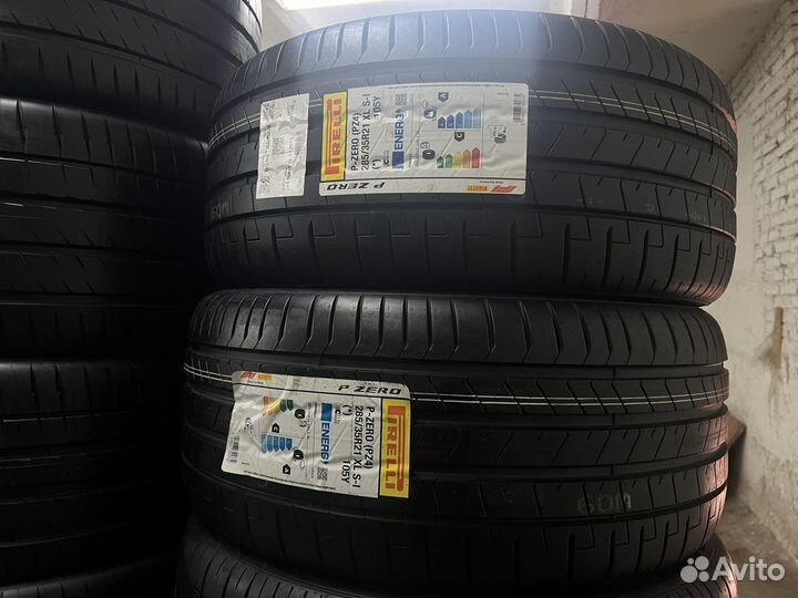 Pirelli P Zero PZ4 255/40 R21 и 285/35 R21 102Y