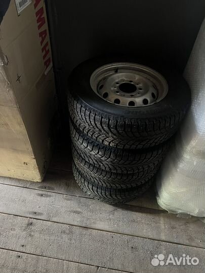 Bridgestone Blizzak Spike-01 205/70 R15