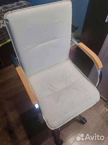 Крепкое офисное кресло