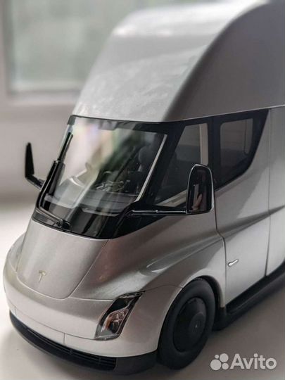 Tesla Semi 1:24 дилер модель тягача