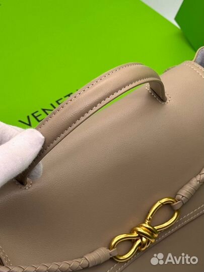 Сумка с ручкой Bottega Veneta гладкая кожа бежевая
