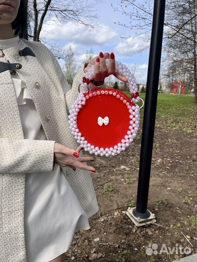 Сумка из бусин красная с бантом белые бусины