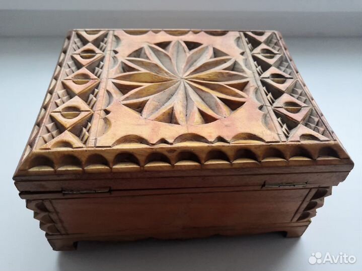 Шкатулка резная деревянная
