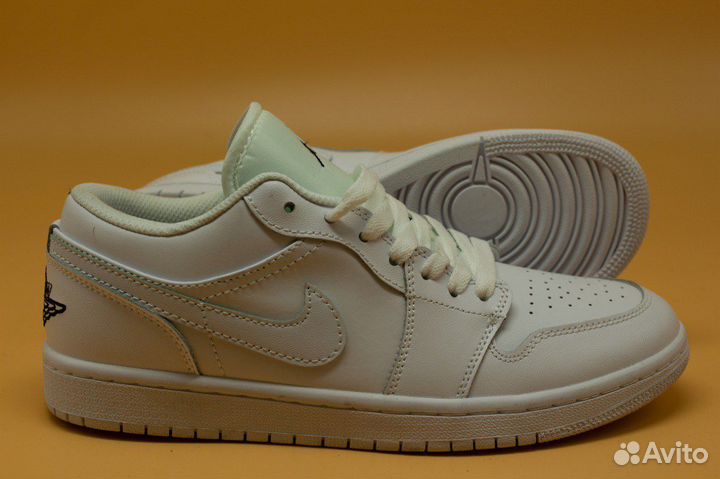 Кроссовки Wmns Air Jordan 1 Low white