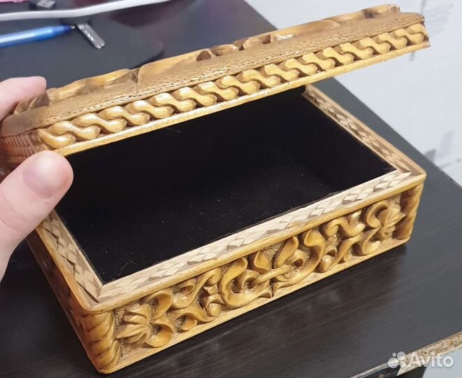 Деревянная резная шкатулка