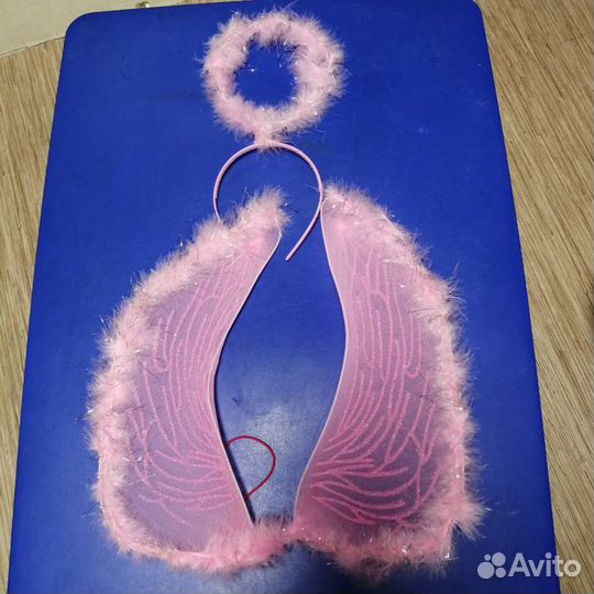 Ушки зайчиков, розовые крылья ангелочка, шляпы вед