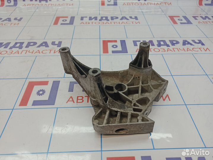 Кронштейн опоры двигателя Volkswagen Passat B6 06F