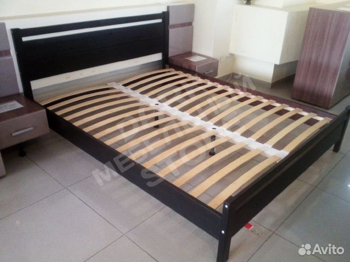 Кровать массив