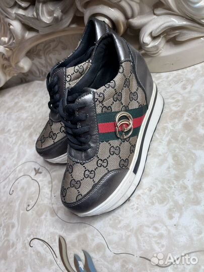 Кроссовки женские