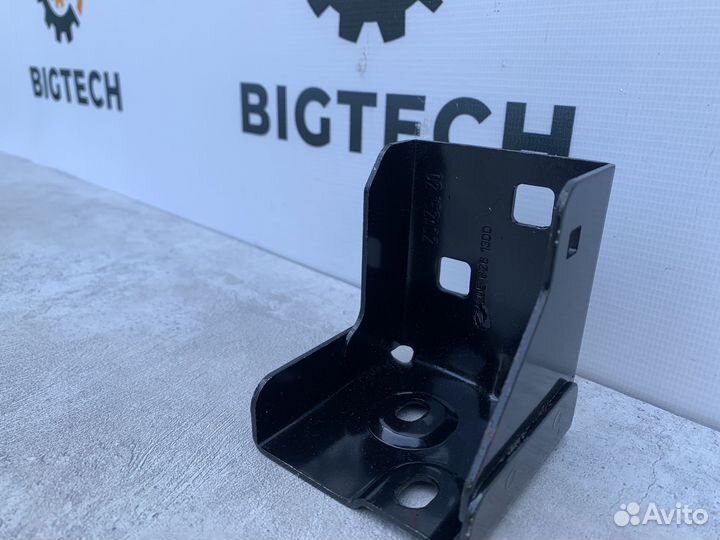 Кронштейн панели Mercedes W205 A2056261300