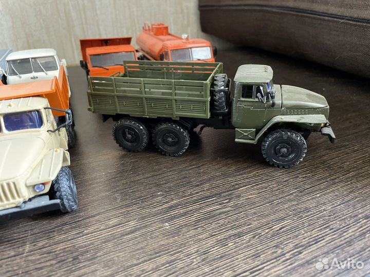 Модель автомобиля 1:43