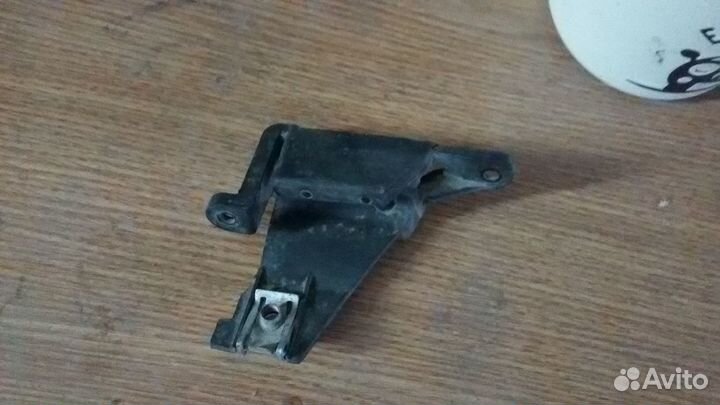 Крепление,кронштейн фары левой peugeot 308