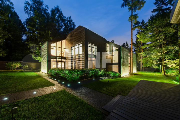 Дом 850 м² на участке 24,5 сот.