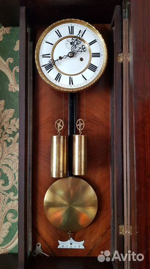 Жильные настенные часы с боем