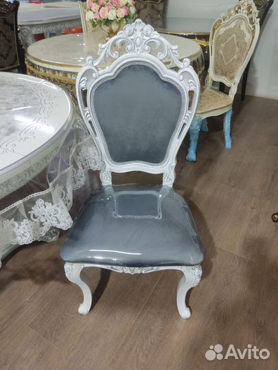 Стулья белые