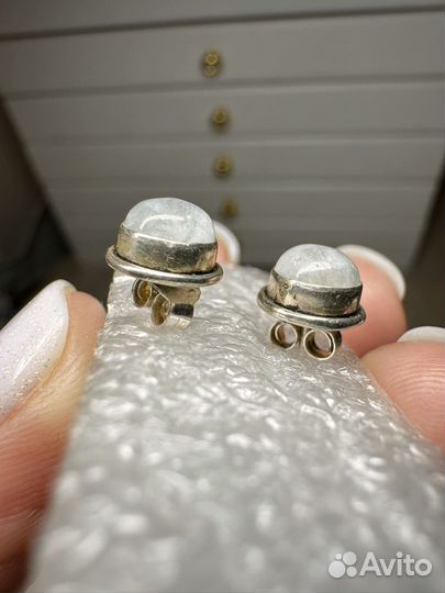 Серьги пусеты с лунным камнем