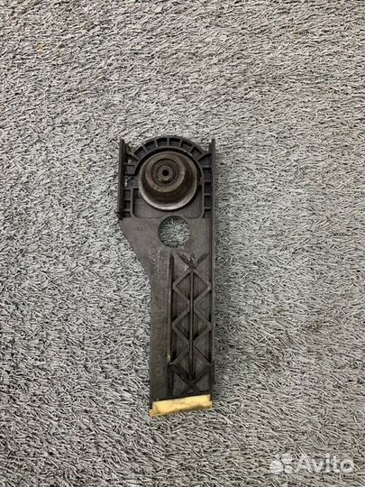 Кронштейн радиатора правый Mercedes W117 W156 W176