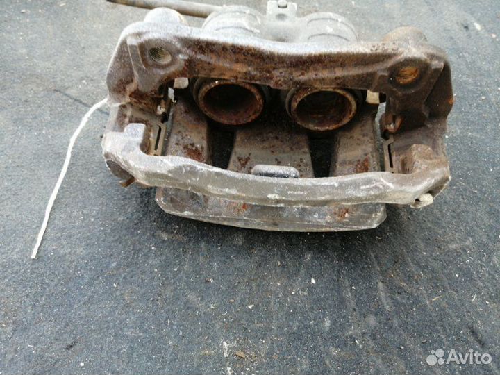 Суппорт передний левый Nissan Serena C25 MR20