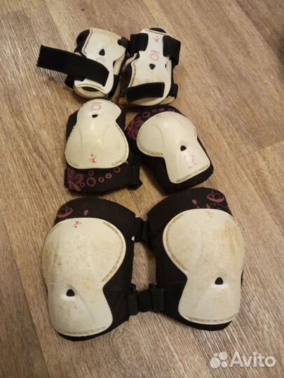 Ролики, шлем и защита для маленького ребенка