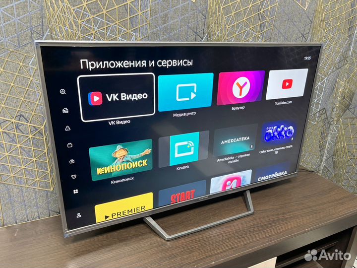 Весь в пленках метровый SMART TV Hartens 109см