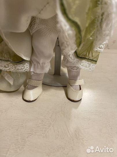 Кукла фарфоровая