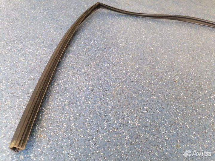 Уплотнитель стекла двери передний правый Toyota