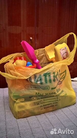 Пакетом игрушки для песка, пазлы, пузыри, кубики