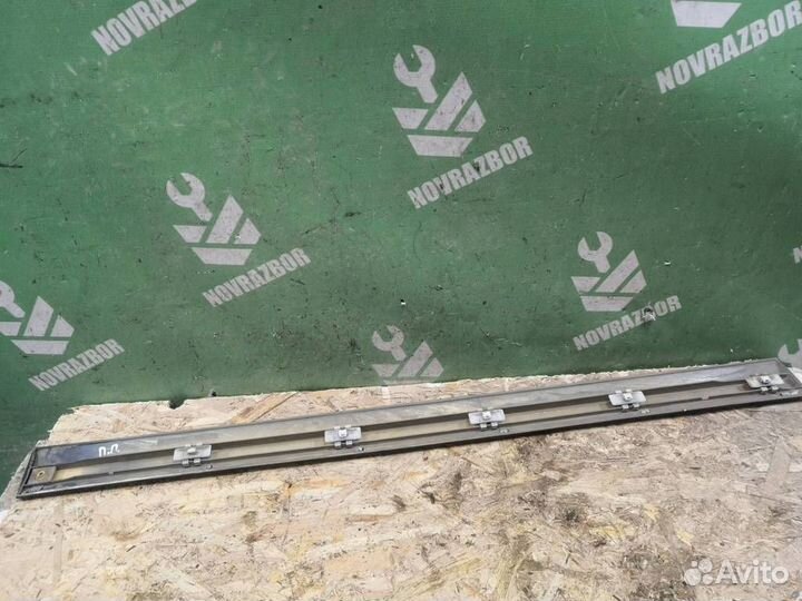 Молдинг передней правой двери Мерседес Бенз 210