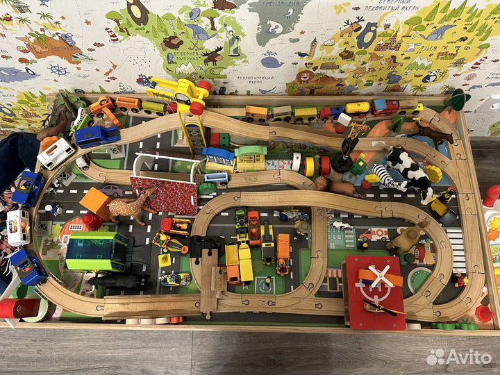 Деревянная железная дорога со столом