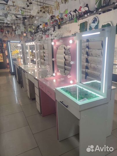 Люстры, обои, светильники, зеркала