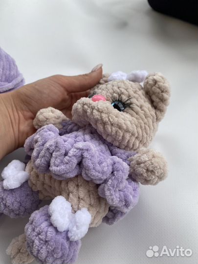 Вязаная игрушка котик зайка