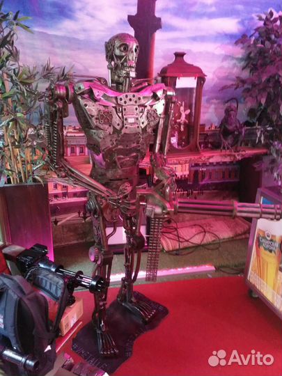 Скульптура киборга для селфи