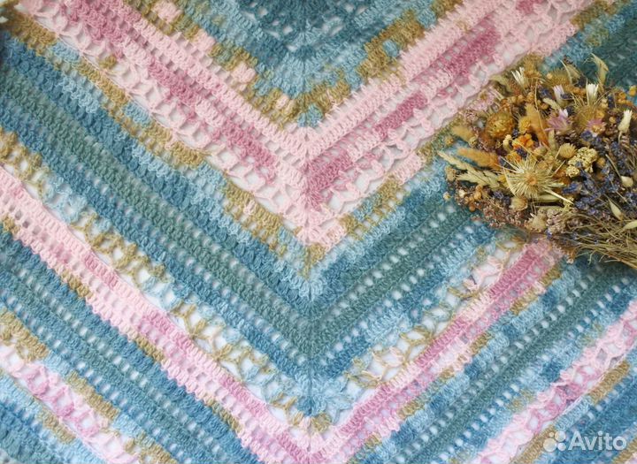 Голубая ажурная шаль ручной вязки