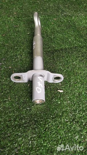 Крюк буксировочный Volvo V70 B5254T10 2010